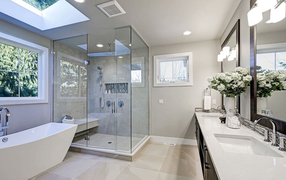 salle de bains avec baignoire et douche paroi verre