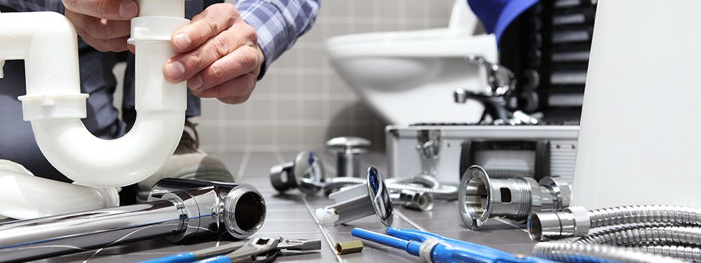 Equipements de plombier en salle de bain