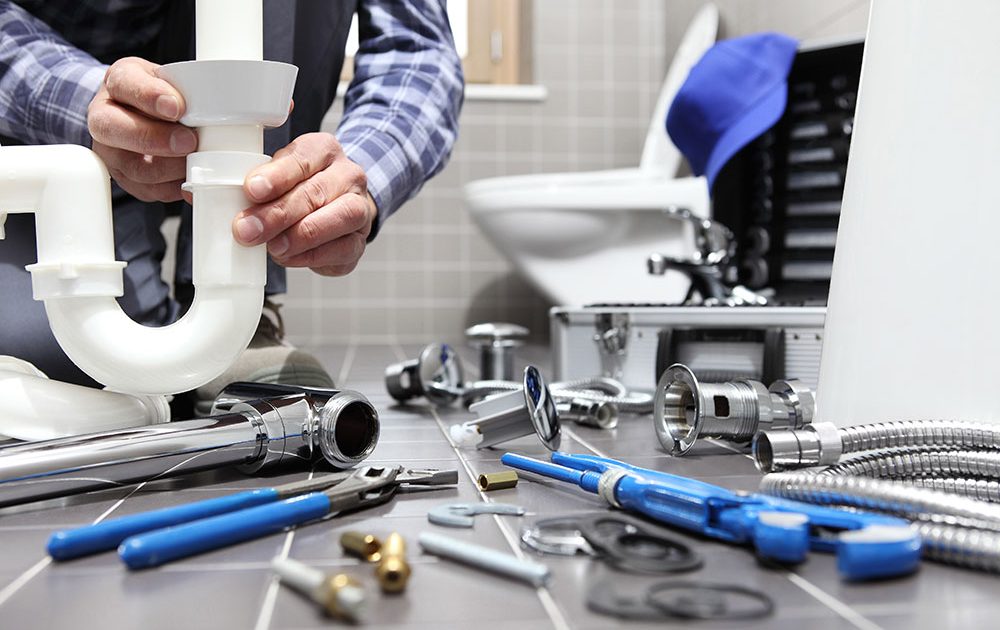 AdobeStock_199811106 Equipements de plombier en salle de bain