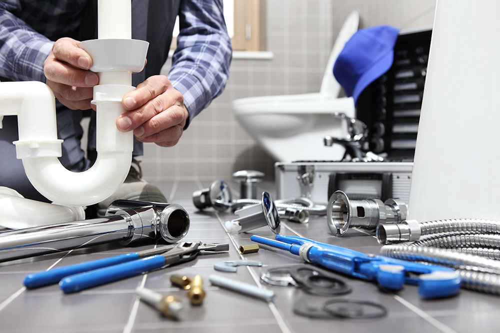 Equipements de plombier en salle de bain