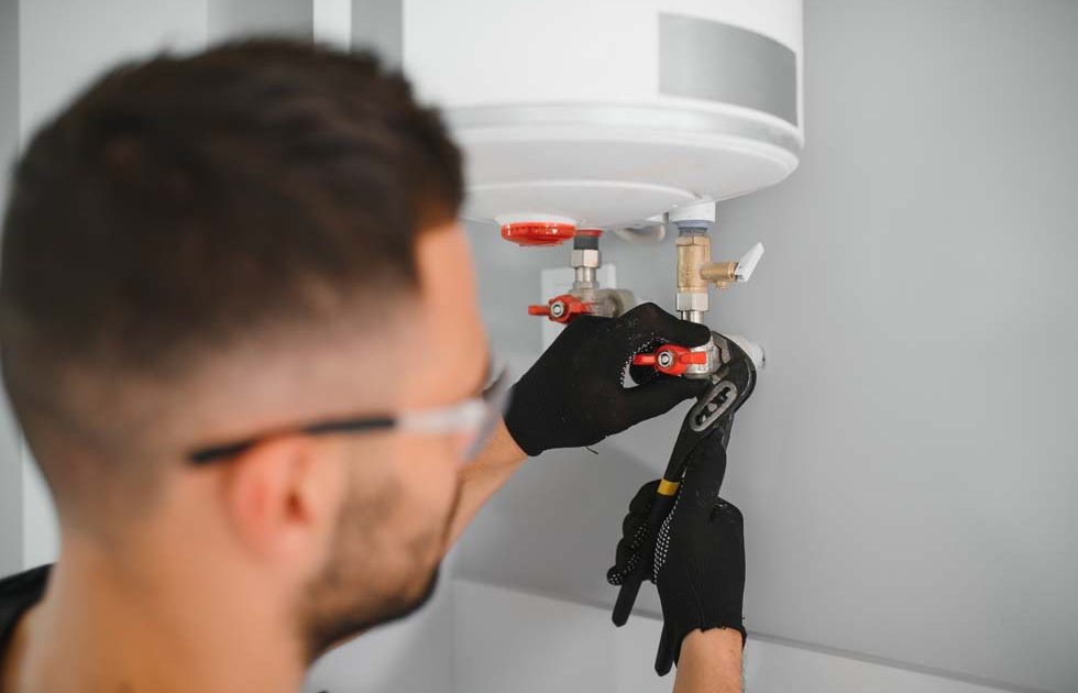 Installation et raccordement d'un chauffe-eau électrique par un professionnel