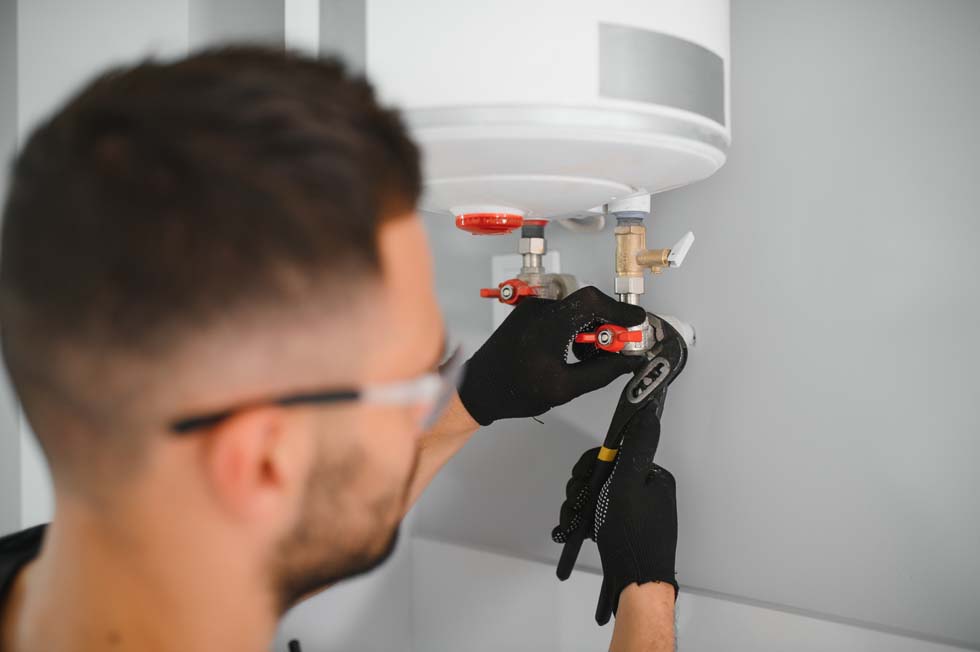 Installation et raccordement d'un chauffe-eau électrique par un professionnel