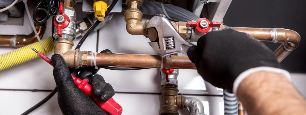 Maintenance d'une installation de plomberie avec tuyauterie en cuivre
