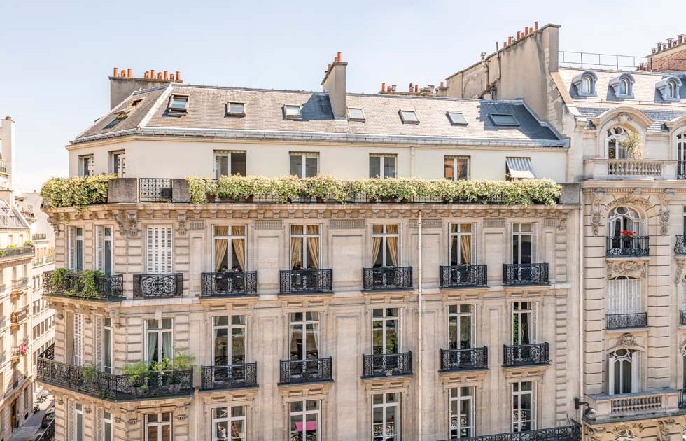 Bâtiment résidentiel parisien avec balcons et toiture mansardée
