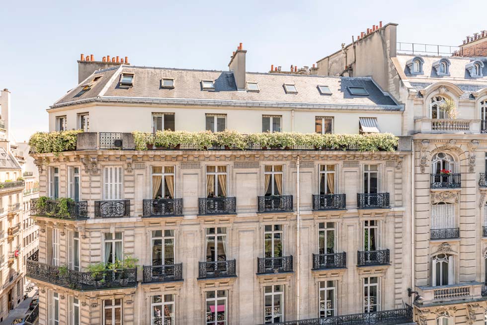 Bâtiment résidentiel parisien avec balcons et toiture mansardée