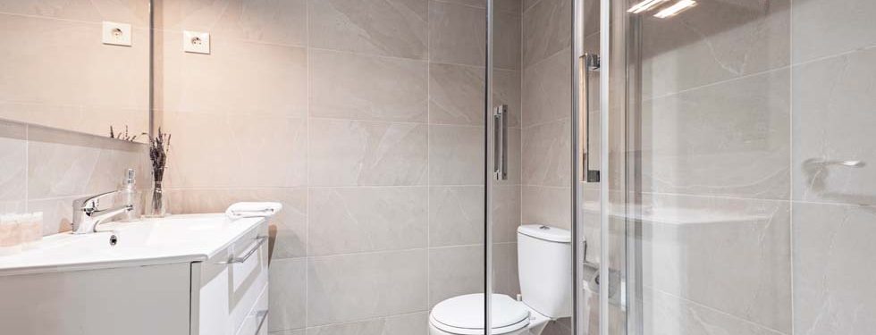 Rénovation complète d'une salle de bains avec douche et WC